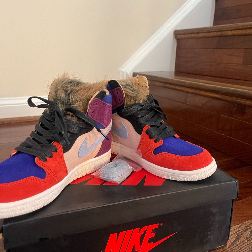 ALEALI MAY X WMNS JORDAN 1 RETRO HIGH 'COURT LUX - Picture 2 of 5